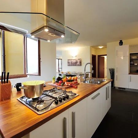 Sleeps 10 Pool Faggeto Lario