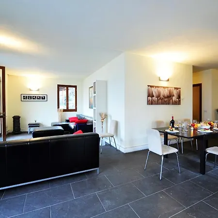 Sleeps 10 Pool Apartment *