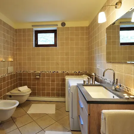 Sleeps 10 Pool Faggeto Lario